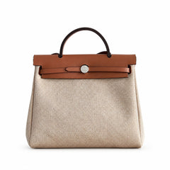 Hermers' popular herbag 31cm is designed to be inspired by saddle bags. The body of the bag is made of canvas, and the inseam, shoulder straps and handle are made of leather. The appearance is very si