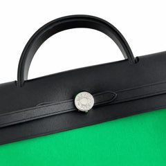Hermers' popular herbag 31cm is designed to be inspired by saddle bags. The body of the bag is made of canvas and has outer seams. The shoulder straps and handbags are made of leather and look similar