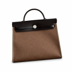 Hermers' popular herbag 31cm is designed to be inspired by saddle bags. The body of the bag is made of canvas, and the outer seams, shoulder straps and handbags are made of leather. The appearance is