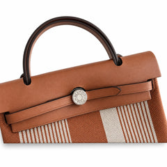 Hermers' popular herbag 31cm is designed to be inspired by saddle bags. The body of the bag is made of canvas, and the outer seams, shoulder straps and handbags are made of leather. The appearance is