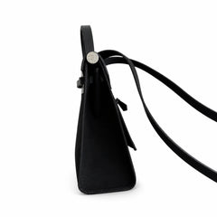 Hermers' popular herbag 31cm is designed to be inspired by saddle bags. The body of the bag is made of canvas, and the outer seams, shoulder straps and handbags are made of leather. The appearance is