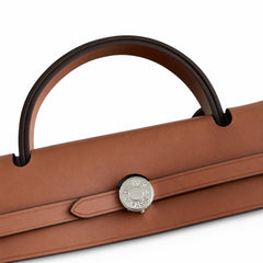 Hermers' popular herbag 31cm is designed to be inspired by saddle bags. The body of the bag is made of canvas, and the inseam, shoulder straps and handle are made of leather. The appearance is very si