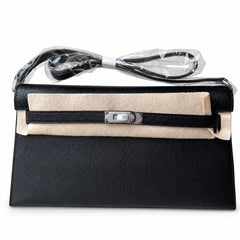 Hermès’ new armpit bag is here. A new member has been added to the Kelly family. Just looking at the online picture, I’m so excited. The first look at the real thing feels like an enlarged version of