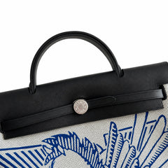 Hermers' popular herbag 31cm is designed to be inspired by saddle bags. The body of the bag is made of canvas, and the inseam, shoulder straps and handle are made of leather. The appearance is very si