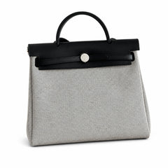Hermers' popular herbag 31cm is designed to be inspired by saddle bags. The body of the bag is made of canvas, and the inseam, shoulder straps and handle are made of leather. The appearance is very si