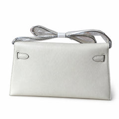 Hermès’ new armpit bag is here. A new member has been added to the Kelly family. Just looking at the online picture, I’m so excited. The first look at the real thing feels like an enlarged version of
