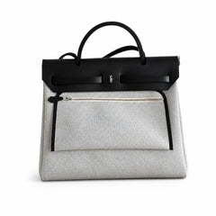 Hermers' popular herbag 31cm is designed to be inspired by saddle bags. The body of the bag is made of canvas, and the inseam, shoulder straps and handle are made of leather. The appearance is very si