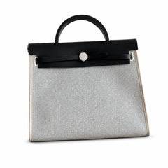Hermers' popular herbag 31cm is designed to be inspired by saddle bags. The body of the bag is made of canvas and has outer seams. The shoulder straps and handbags are made of leather and look similar
