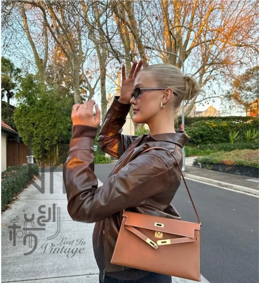 Kelly Elan 25 Top-Grain Leather Goat-Pattern Underarm Baguette Bag – Gold Buckle, Coffee Brown, 25×6.5×15cm