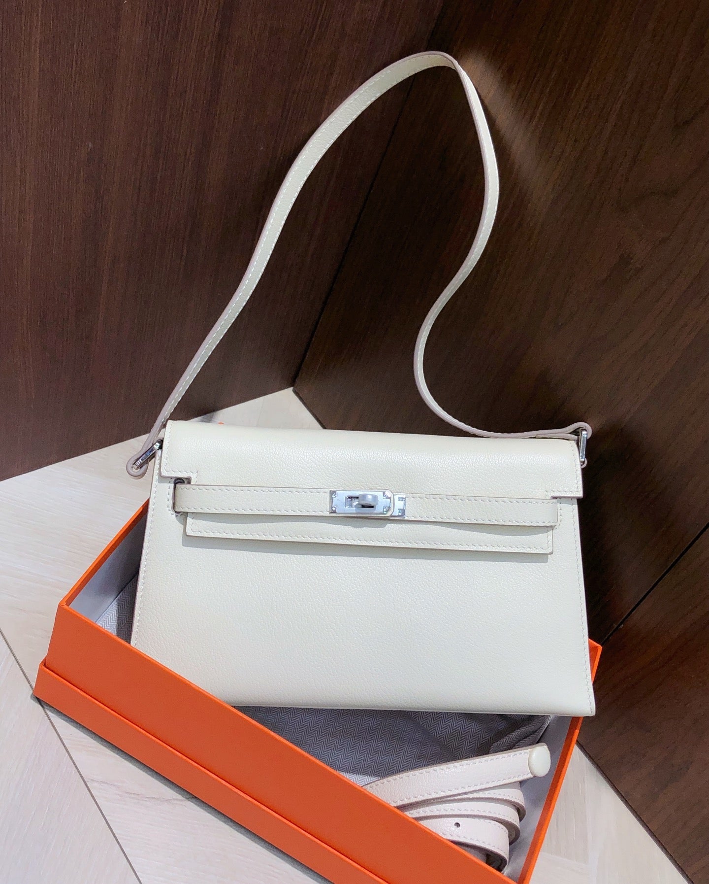Kelly Elan 25 Underarm Baguette Bag, Genuine Top Layer Cowhide Goat Grain Leather, Silver Hardware Off White Shoulder Handbag, Youthful Elegant Goddess Daily Purse Size 25×6.5×15cm