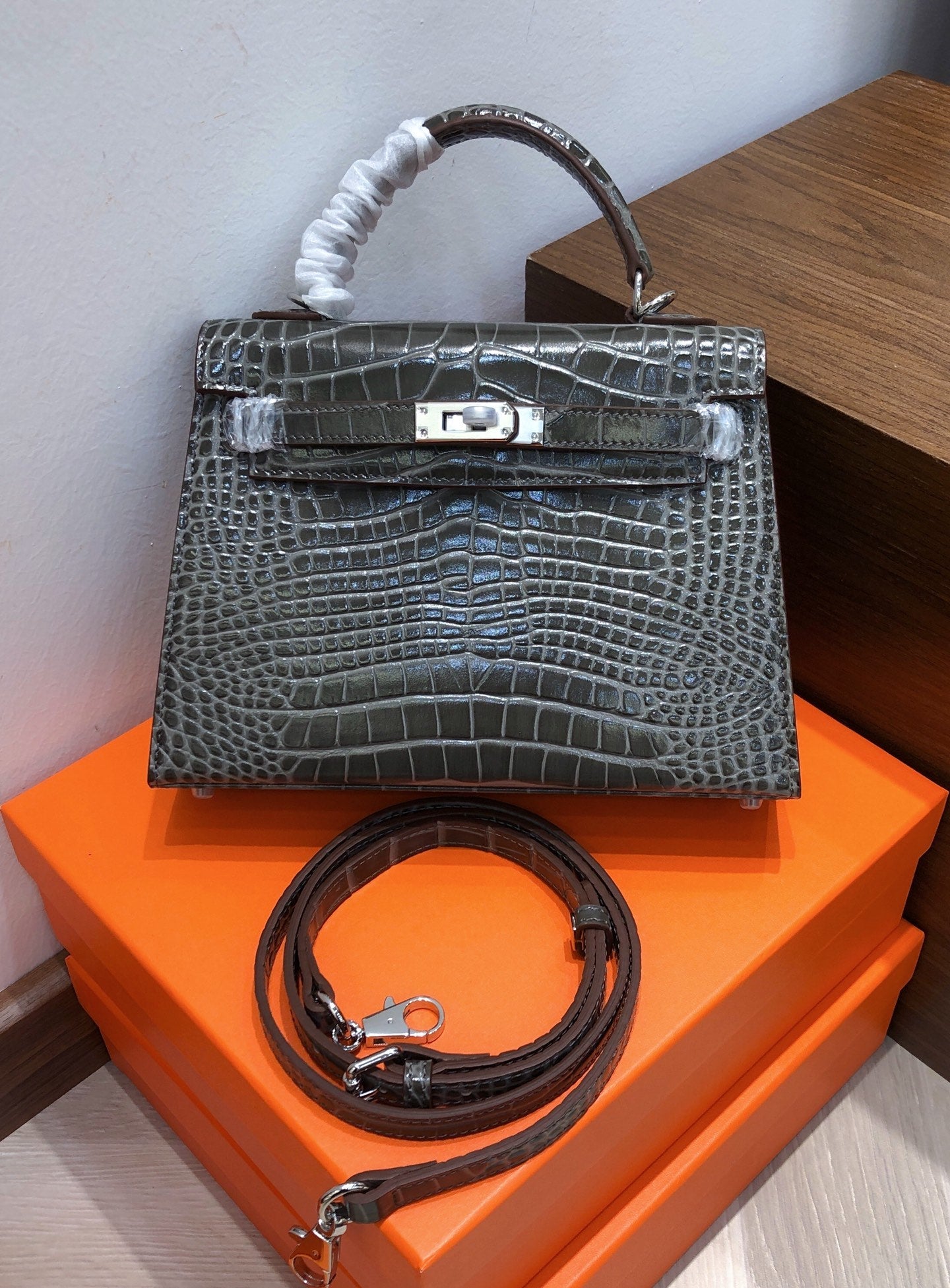 Kelly Sellier 22 Étoupe Shiny Alligator Silver Hardware