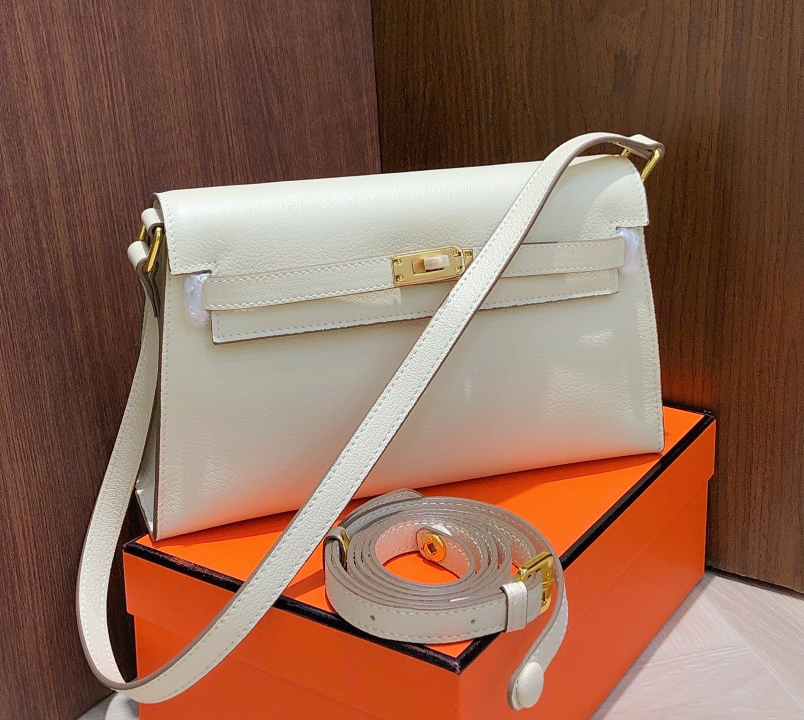 Kelly Elan 25 Underarm Baguette Bag, Genuine Top Layer Cowhide with Goat Grain, Gold Hardware Minimalist Off White Shoulder Handbag, Size 25×6.5×15cm Elegant Soft Tone Daily Purse for Women