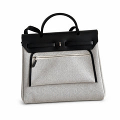 Hermers' popular herbag 31cm is designed to be inspired by saddle bags. The body of the bag is made of canvas, and the inseam, shoulder straps and handle are made of leather. The appearance is very si