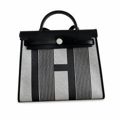Hermers' popular herbag 31cm is designed to be inspired by saddle bags. The body of the bag is made of canvas, and the outer seams, shoulder straps and handbags are made of leather. The appearance is