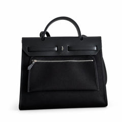Hermers' popular herbag 31cm is designed to be inspired by saddle bags. The body of the bag is made of canvas, and the outer seams, shoulder straps and handbags are made of leather. The appearance is
