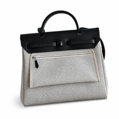 Hermers' popular herbag 31cm is designed to be inspired by saddle bags. The body of the bag is made of canvas, and the inseam, shoulder straps and handle are made of leather. The appearance is very si