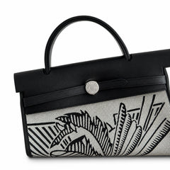 Hermers' popular herbag 31cm is designed to be inspired by saddle bags. The body of the bag is made of canvas, and the inseam, shoulder straps and handle are made of leather. The appearance is very si