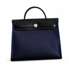 Hermers' popular herbag 31cm is designed to be inspired by saddle bags. The body of the bag is made of canvas, and the outer seams, shoulder straps and handbags are made of leather. The appearance is