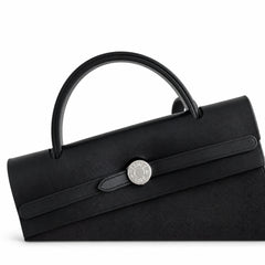 Hermers' popular herbag 31cm is designed to be inspired by saddle bags. The body of the bag is made of canvas, and the inseam, shoulder straps and handle are made of leather. The appearance is very si